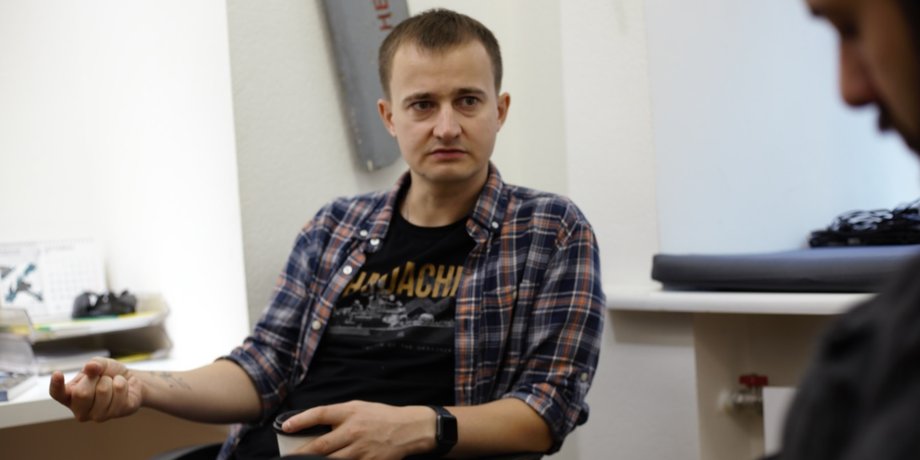 Тарас Чмут дає інтерв'ю в офісі свого фонду