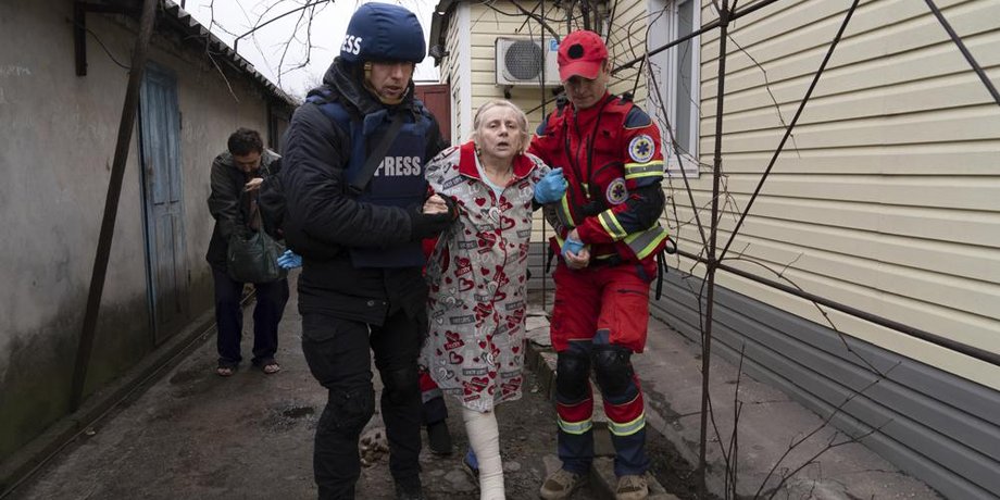 Маріуполь, поранена жінка в Маріуполі,