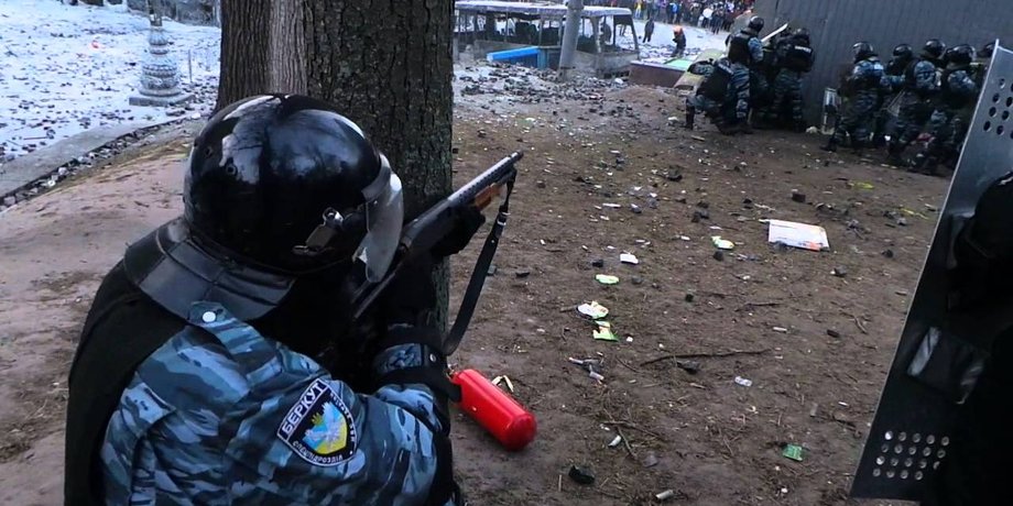 Боец "Беркута" ведет огонь по протестующим / Скриншот YouTube