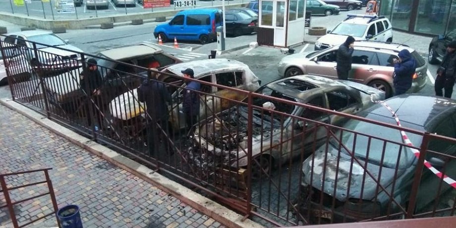 Сгоревшие автомобили / Фото: dumskaya.net