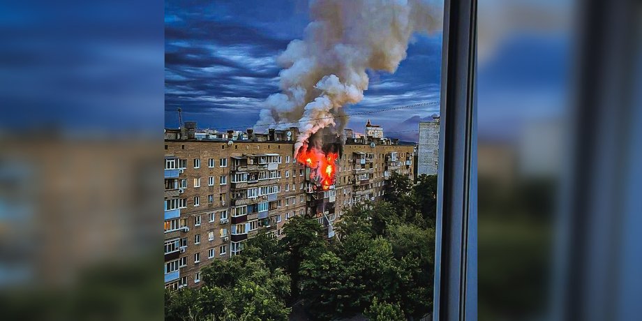 Рятувальники ДСНС витягували людей з-під завалів після удару РФ по Харкову, гасили пожежі