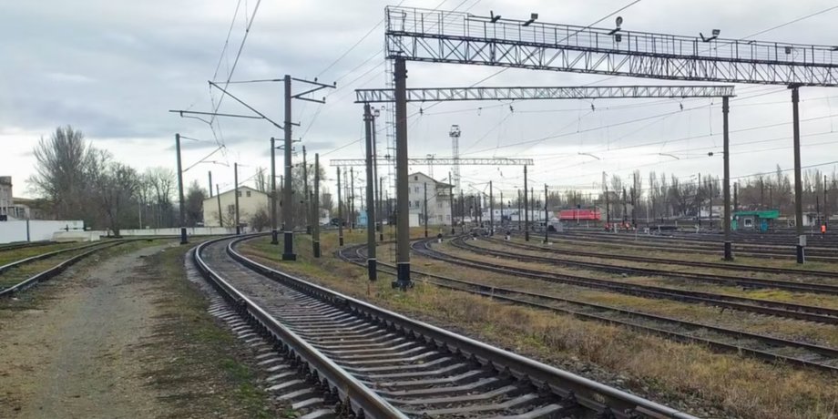 В Крыму мог произойти прилет по поезду с горючим, и также загорелась подстанция, свидетельствуют фото из соцсетей