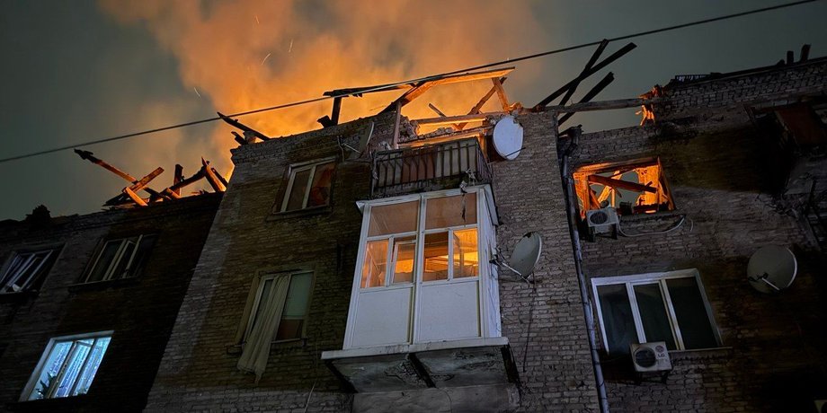Російський дрон влучив у багатоповерхівку в Кам'янському