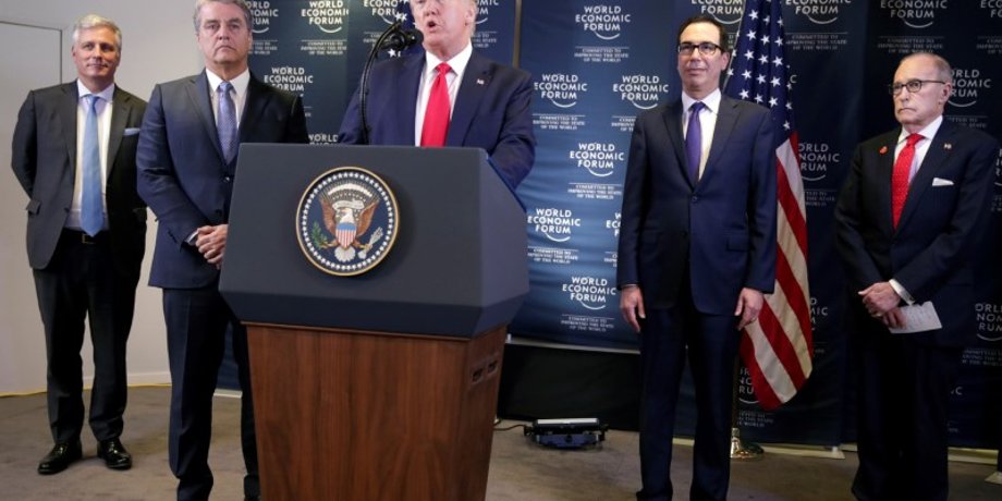 Дональд Трамп и Роберту Азеведу (слева от трибуны). Фото: OANN