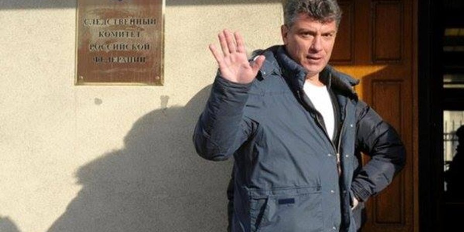 Борис Немцов у здания Следкома РФ / Фото: facebook.com/boris.nemtsov