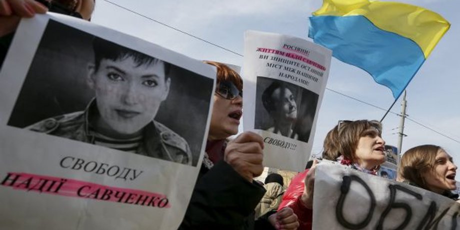 В Киеве под посольством РФ требуют освобождения Надежды Савченко / Фото: REUTERS