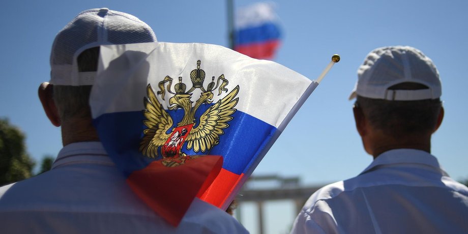 флаг рф, человек с флагом рф, символика рф, российская символика, российский флаг