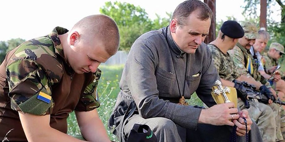 Священник и военные