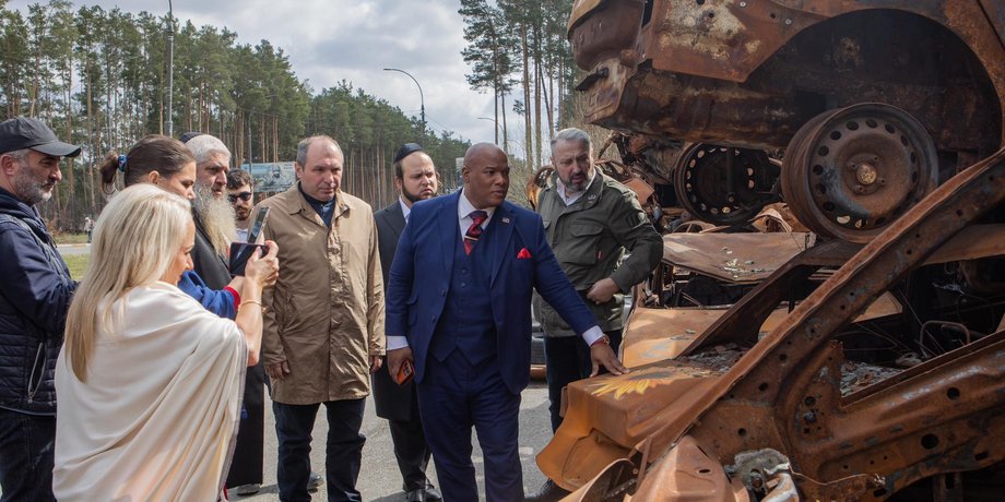 Марк Бернс відвідав Бучу, особистий духовний радник трампа, марк бернс в Україні, головний рабин України