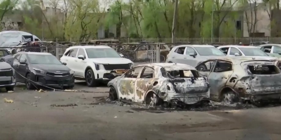 фото вигорілого автосалону на Оболоні після удару РФ 16 квітня