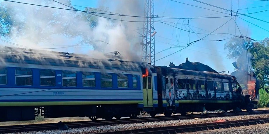 Удар "Шахедом" по потягу "Харків — Ізюм": є поранені, на місці пожежа