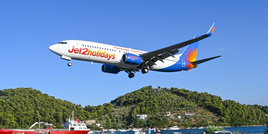 Лайнер авиакомпании Jet2, следовавший из Эдинбурга на Ибицу, посадили из-за сексуального преступления, курьез на борту, приколы, фото