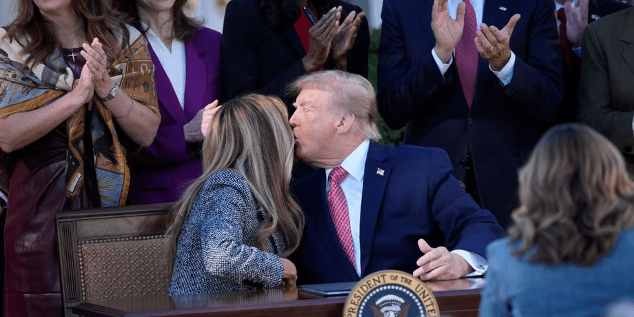Дональд Трамп опозорился поцелуем с Меланией