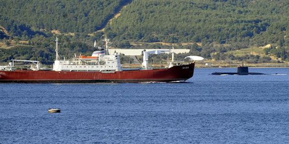 Встреча корабля ВМФ РФ и турецкой субмарины в Дарданеллах / Фото: haberler.com