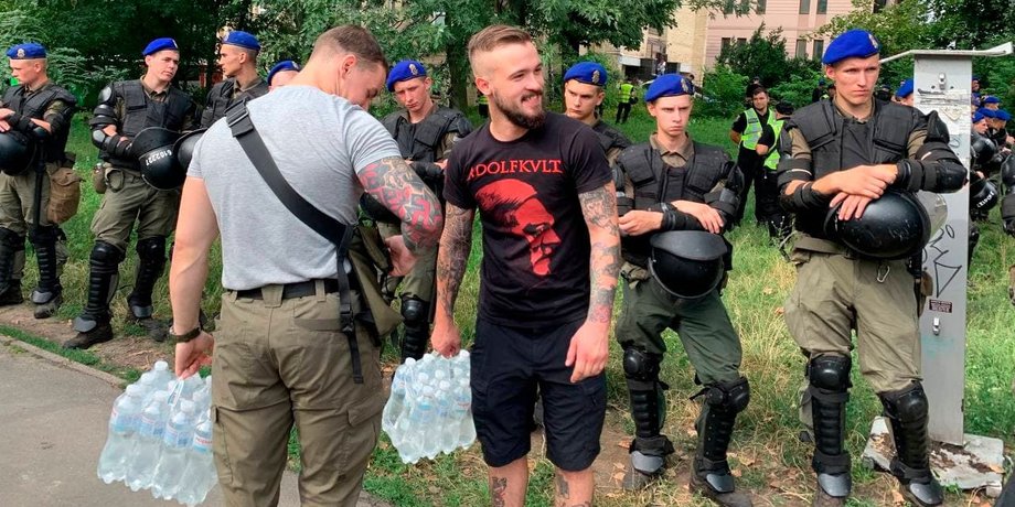 Свастики та Гітлер на акції на підтримку затриманих членів "Нацкорпусу"