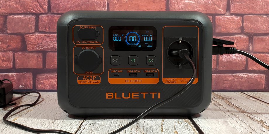 Bluetti AC2P зарядна станція на столі