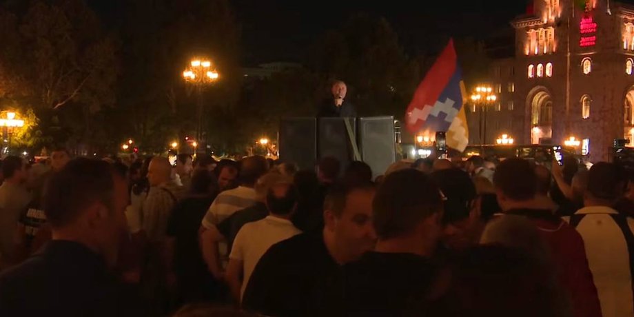 Ереван, Карабах, Арцах, война Азербайджана против Армении, акция протеста, здание правительства, Никол Пашинян