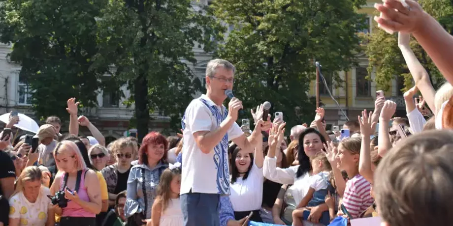 Караоке на площади в Черновцах