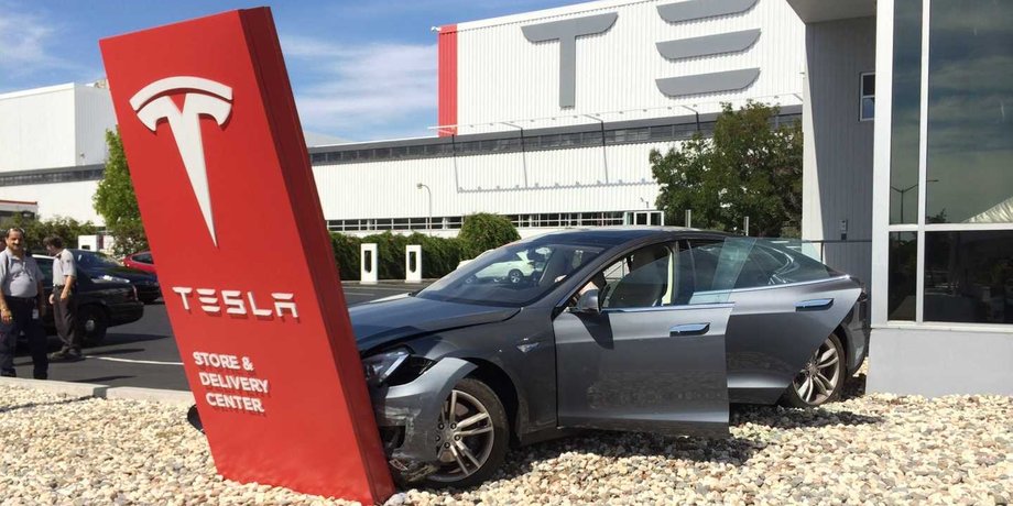 авария Тесла, автопилот Tesla, ДТП автопилот Tesla, ДТП Tesla, разбитая Tesla, авария на автопилоте