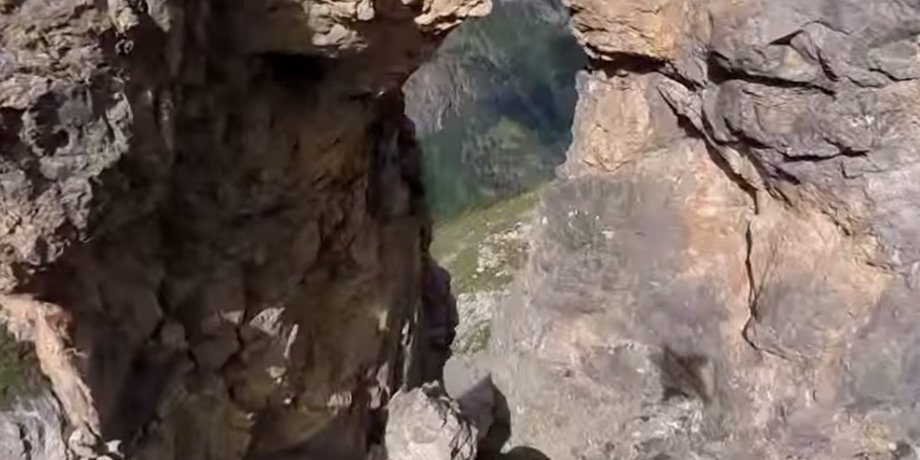 Прыжок итальянского бейсджампера Ули Эмануэле / Фото: кадр видео Youtube