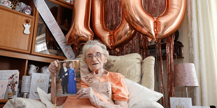 100-летняя женщина, пенсионерка, юбилей, бабушка