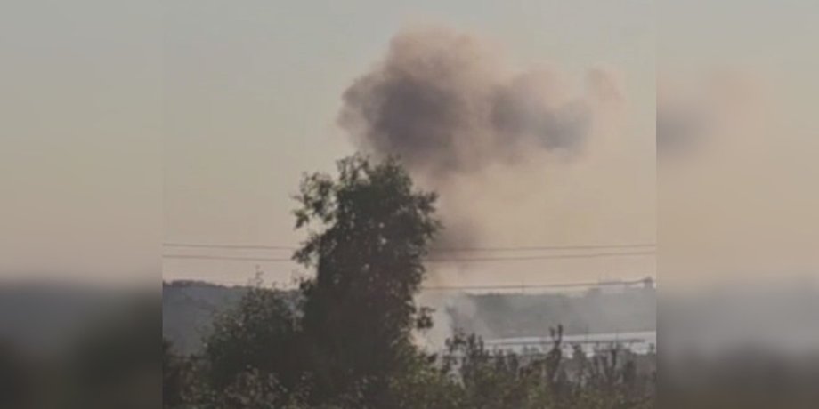 На представлених кадрах видно пожежу і стовп диму, який піднімається після вибуху