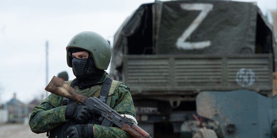 Російський військовий зі зброєю