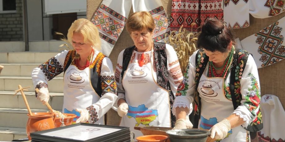 У Миколаєві на Стрийщині встановили новий Рекорд України, приготувавши Красівський пиріг Незалежності