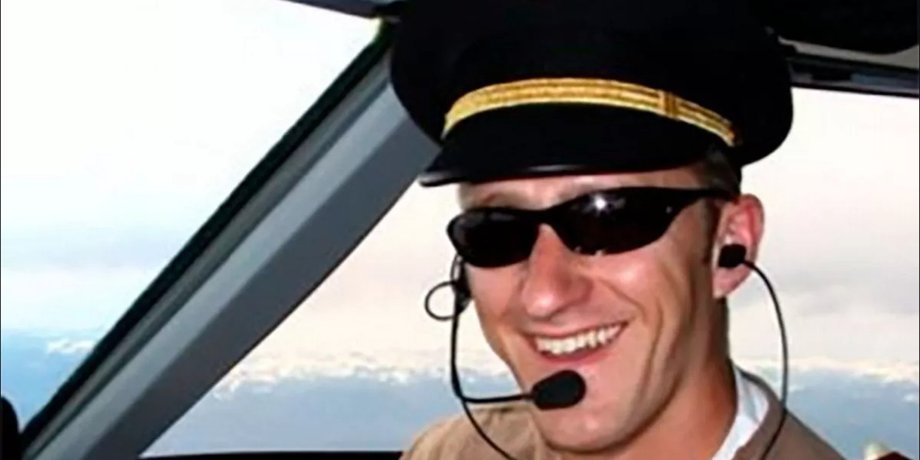 Колишній пілот Alaska Airlines Джозеф Емерсон зі США в кабіні літака перед польотом