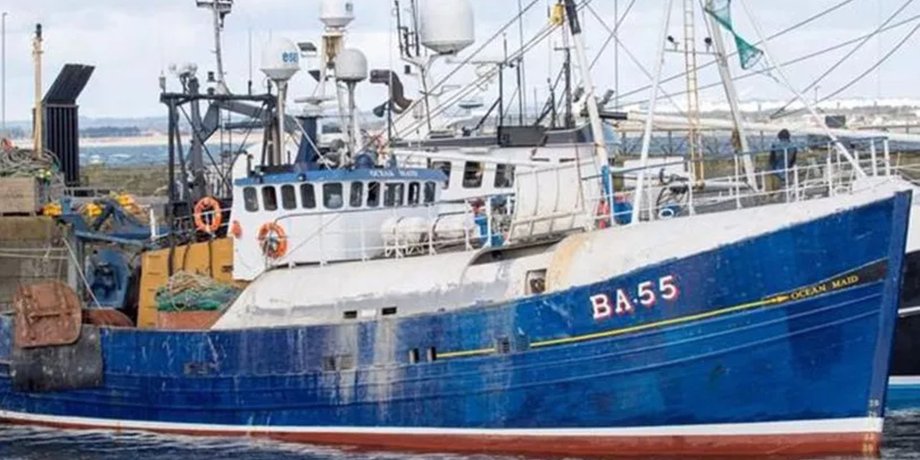 Рибальське судно, судно сіло на мілину, моряк влаштував чаювання, моряк пішов зробити чай, корабель сів на мілину, корабельна аварія, сигнал лиха