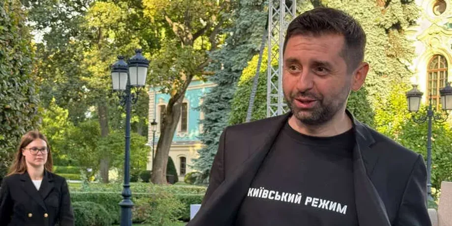 у мережі скандал через те що зеленський подарував футболки київський режим