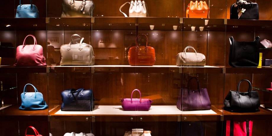 Сумки Hermes на витрине магазина
