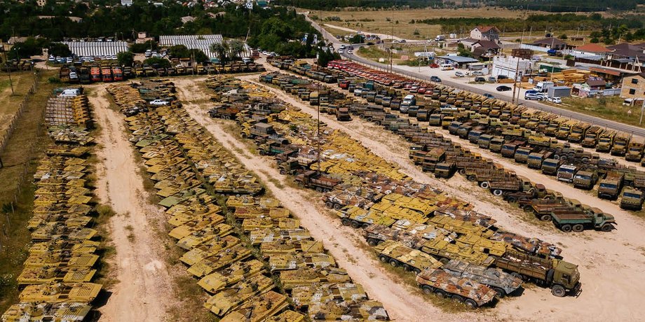 Бронетехника на небольшой базе в Крыму
