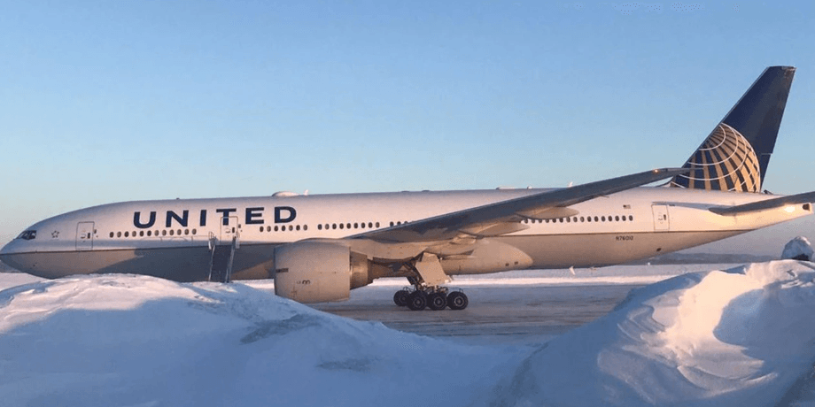 Літак авіакомпанії United Airlines, літак, застрягли на сніговому острові, екстрена посадка, змінили маршрут, медики, сотки пасажирів