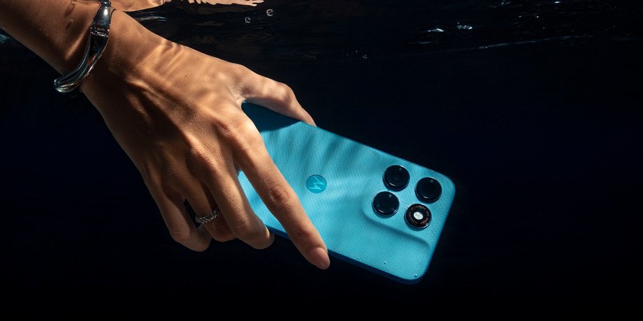 Motorola Moto G87 смартфон під водою