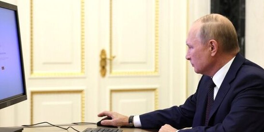 Путін за комп'ютером