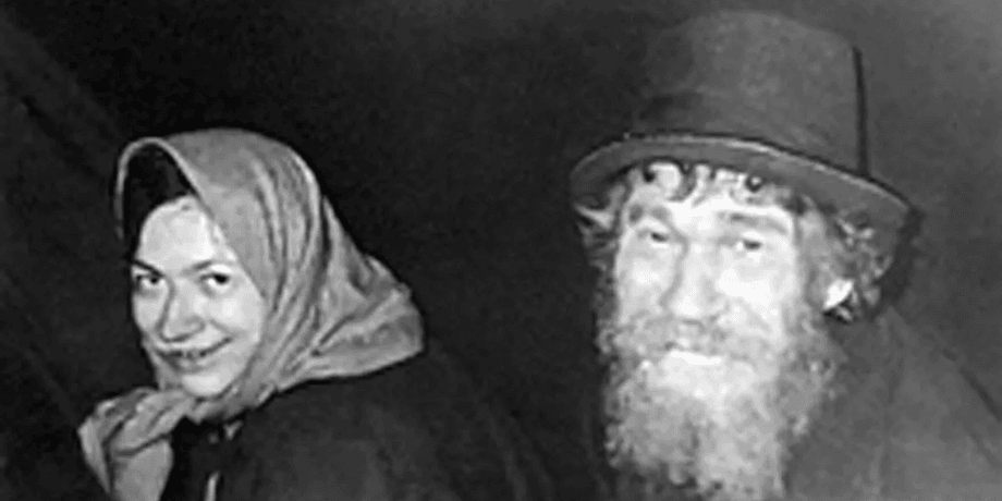 Семья жила в сибирском лесу, не знали о войне, жили в лесу, разговаривают на своем языке, умерли от голода, отрезанные от мира,