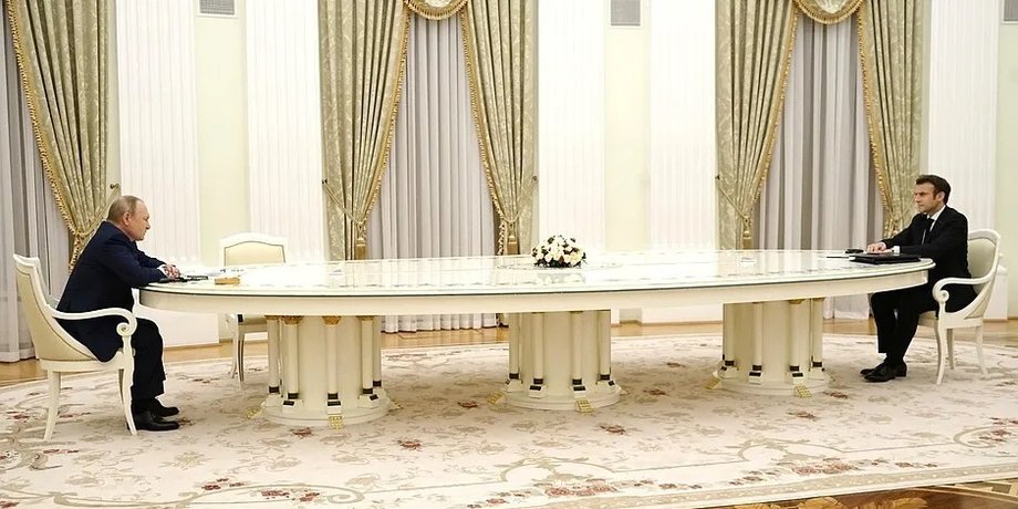Путин, ДНК Макрона, информация  из ДНК мировых лидеров, Макрон за столом Путина