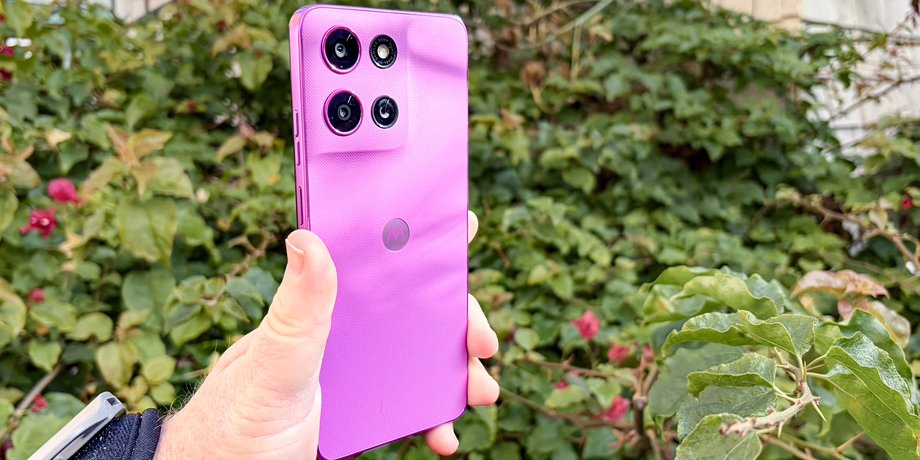 Користувач тримає смартфон Moto G 2026 у руці на фоні кущів