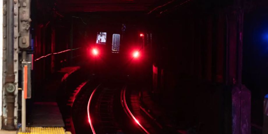 Зникло світло в метро, потяги стоять без електроенергії, пасажири застряли в тунелі метро, курйози