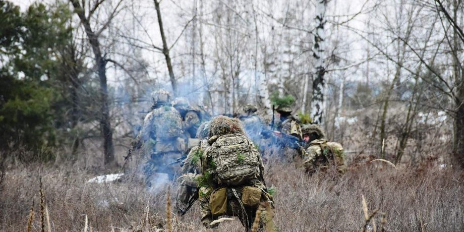 Українські військові на полі бою
