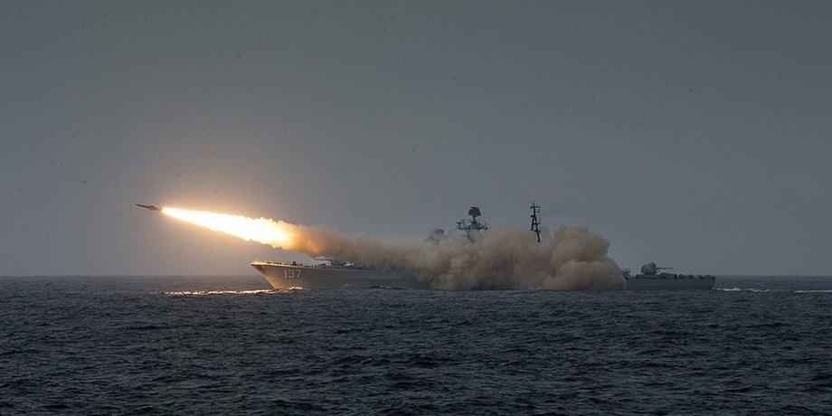 запуск крылатой ракеты "Калибр" с моря