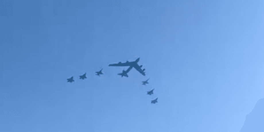 B-52H Stratofortress у супроводі F-35, американський бомбардувальник B-52H Stratofortress, над естонією пролетів бомбардувальник