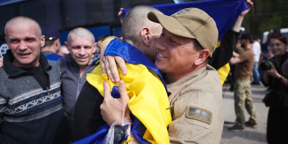 Українські військові та цивільні звільнені з полону
