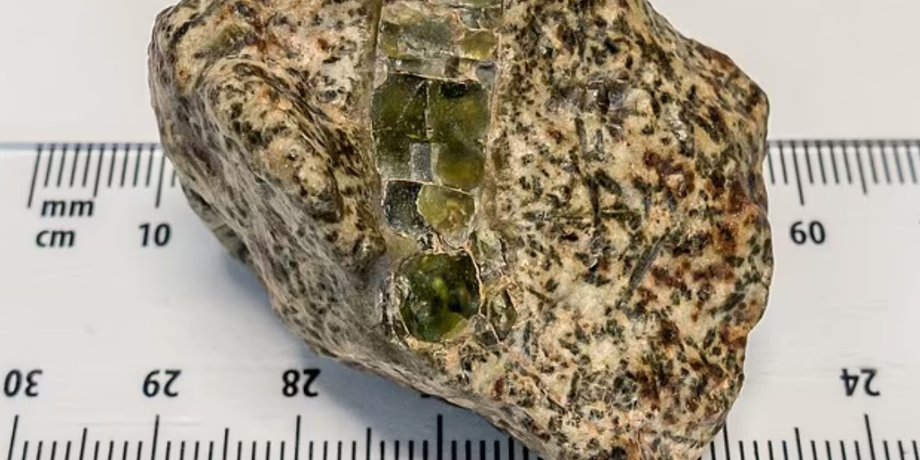 метеорит EC 002