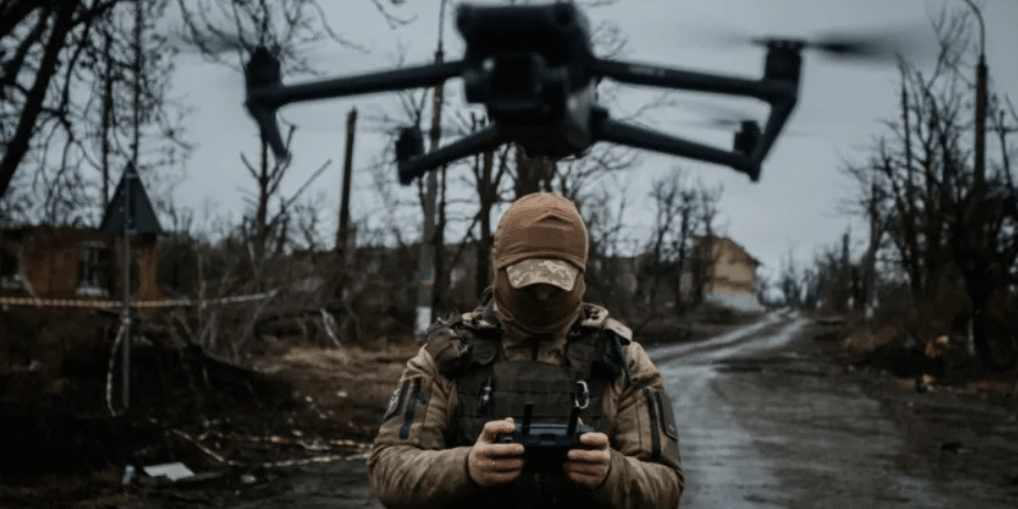 Боец ВСУ и дрон