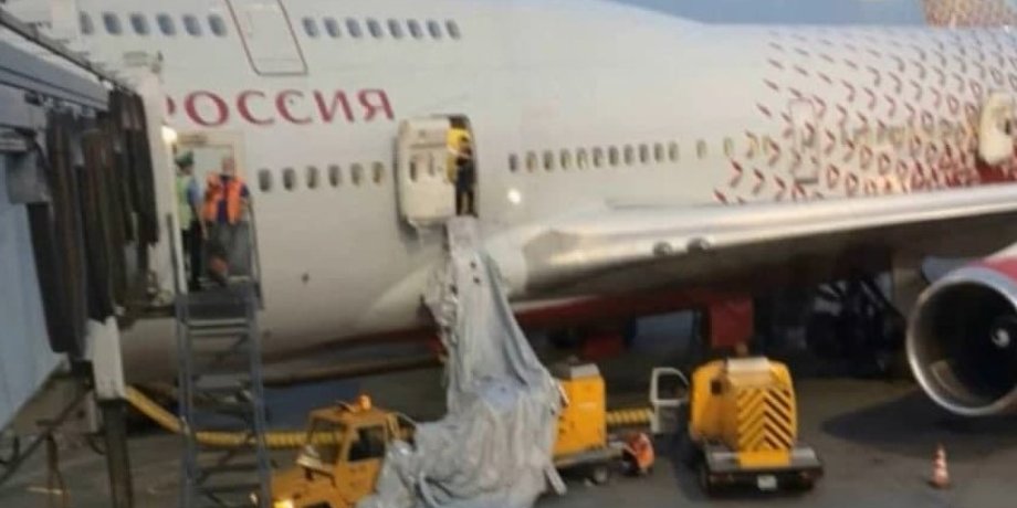 Аварийный трап самолета