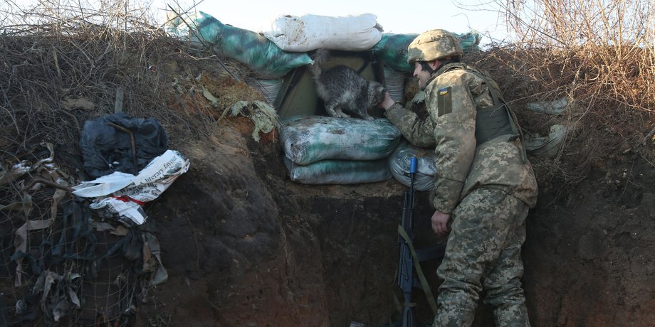 військові, солдат в окопі, солдат на позиції