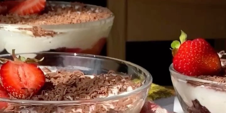 Трайфл с клубникой, десерт, сладкие блюда, блюда с ягодами