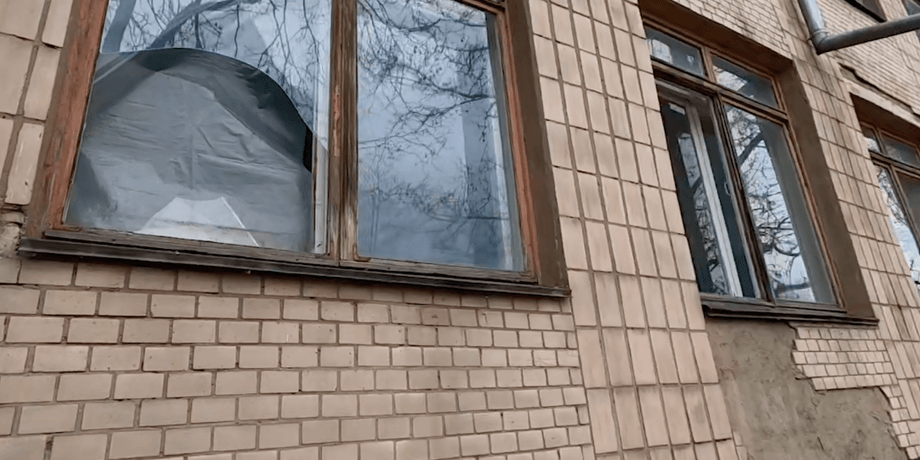 Розбите вікно внаслідок обстрілу ЗС РФ лікарні на Херсонщині